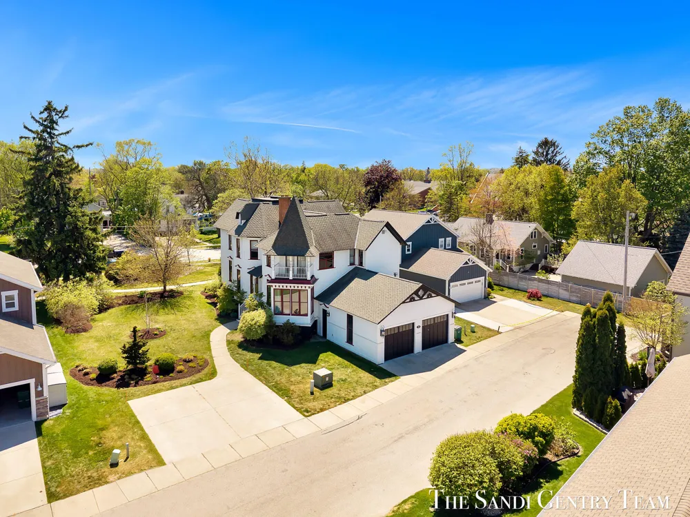 318 Rachaels Way Spring Lake Village, MI 49456