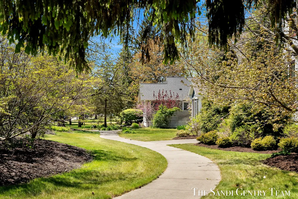 318 Rachaels Way Spring Lake Village, MI 49456