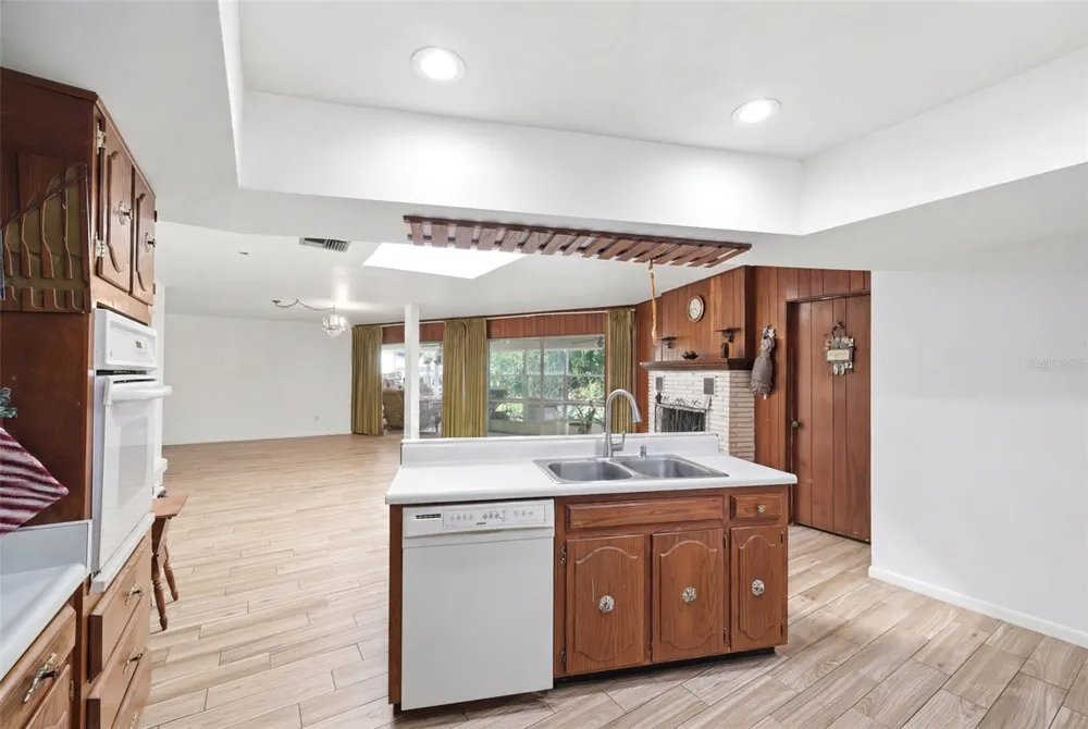 9116 LAKEVIEW DRIVE New Port Richey, FL 34654