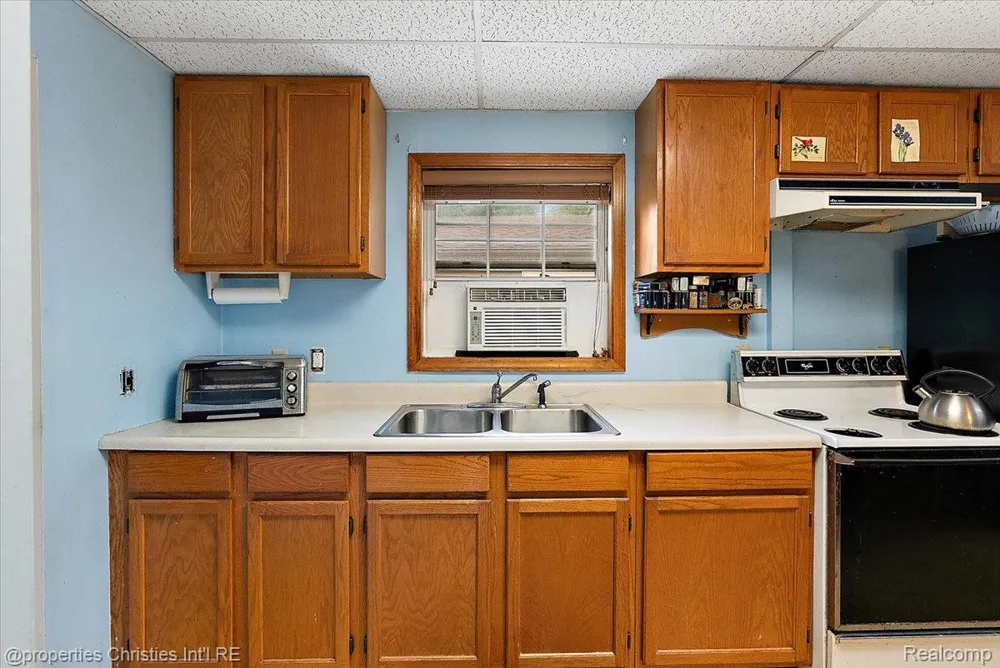 27428 Townley Street Madison Heights City, MI 48071