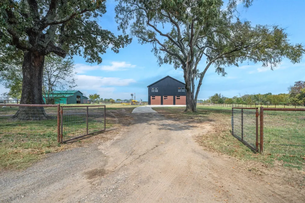 412 Vz County Road 1413 Van, TX 75790