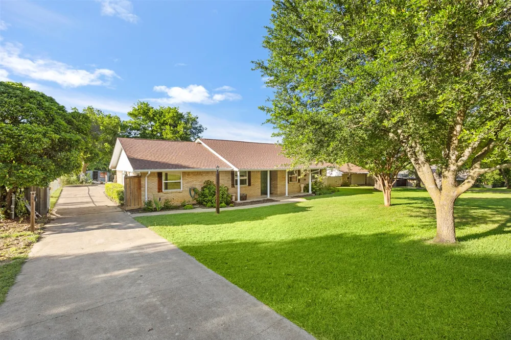 103 Cedar Drive Oak Leaf, TX 75154