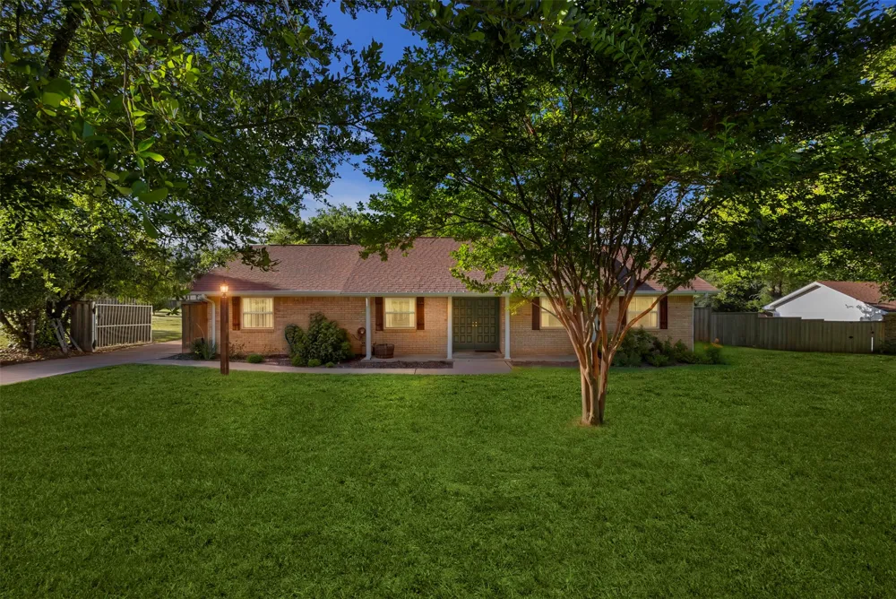 103 Cedar Drive Oak Leaf, TX 75154
