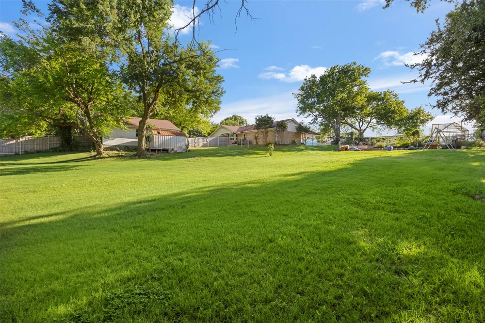 103 Cedar Drive Oak Leaf, TX 75154