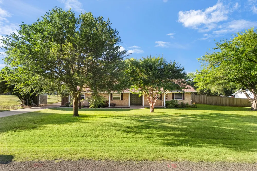 103 Cedar Drive Oak Leaf, TX 75154