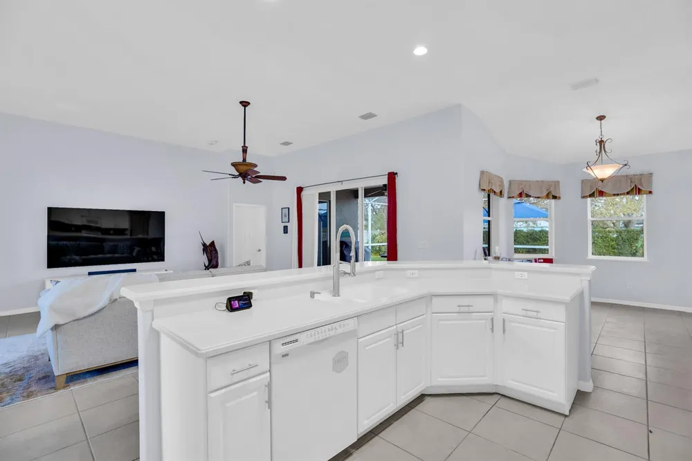 240 SW Champagne Ct Court SW Vero Beach, FL 32968