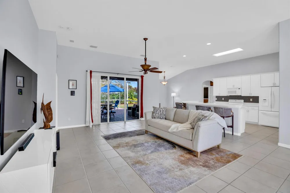 240 SW Champagne Ct Court SW Vero Beach, FL 32968