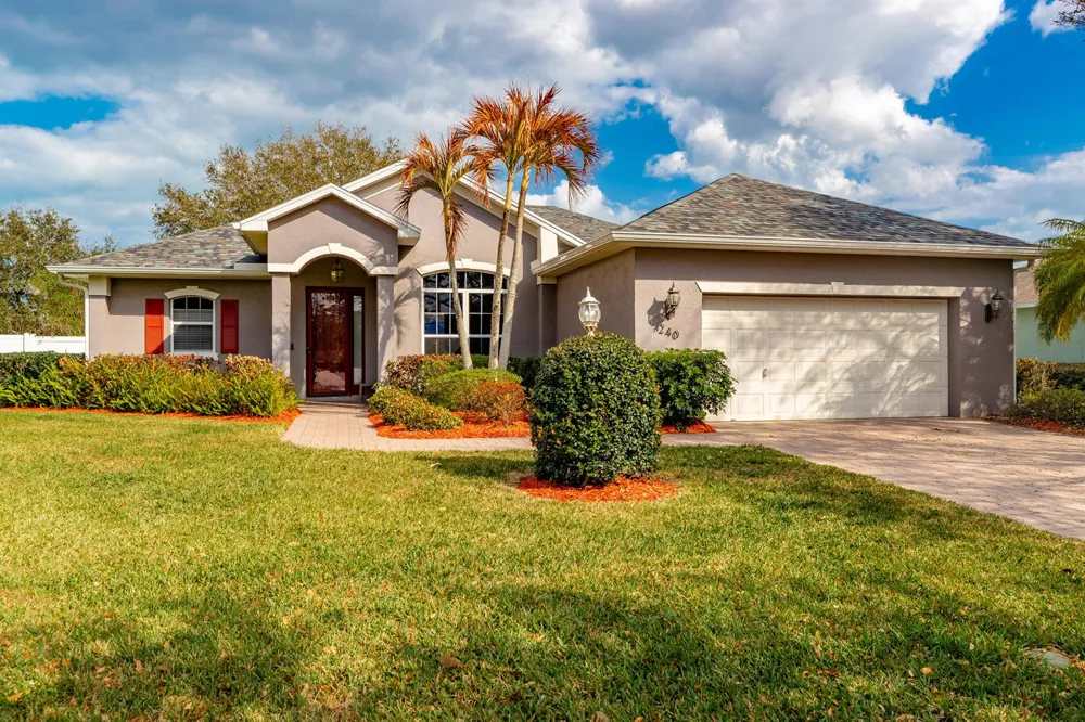 240 SW Champagne Ct Court SW Vero Beach, FL 32968