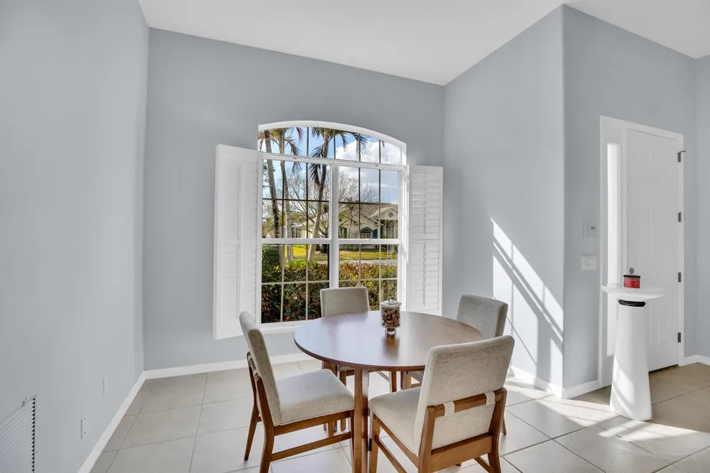 240 SW Champagne Ct Court SW Vero Beach, FL 32968