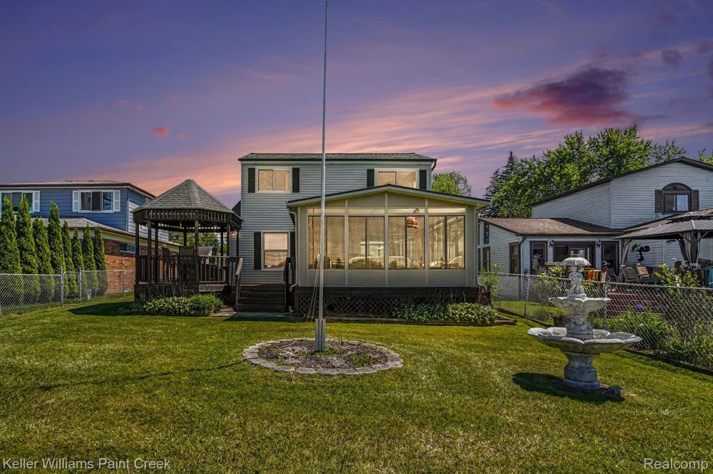 2295 Davista Drive Highland Charter Township, MI 48356