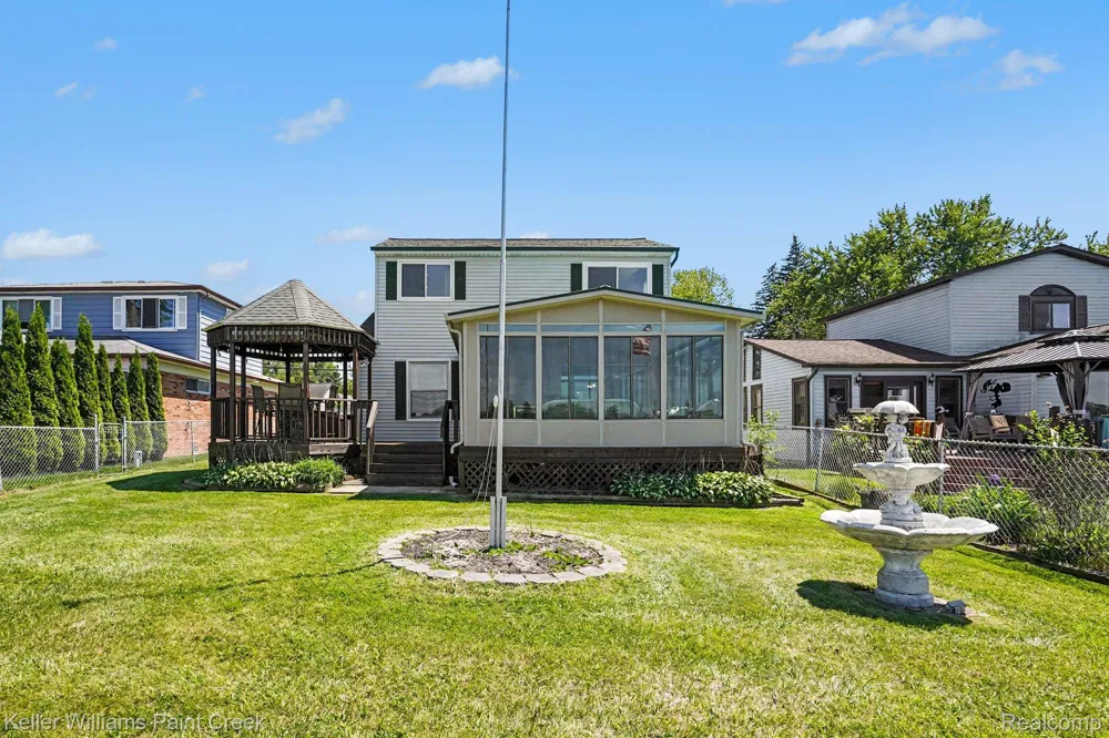 2295 Davista Drive Highland Charter Township, MI 48356