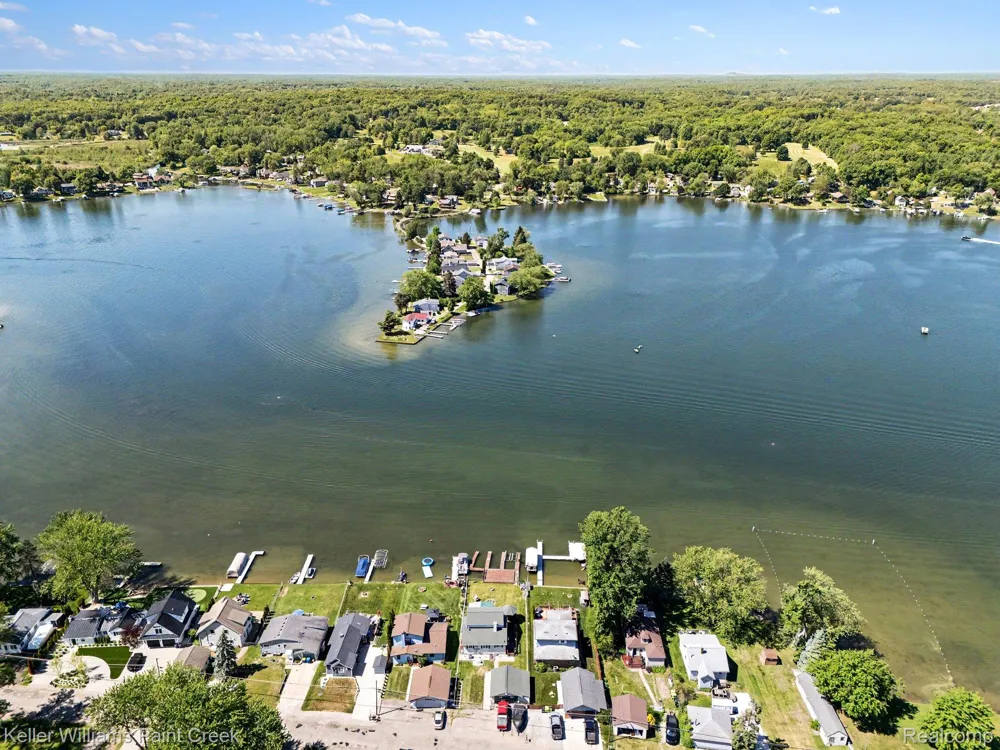 2295 Davista Drive Highland Charter Township, MI 48356