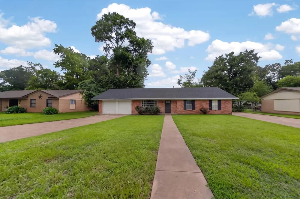 813 E Clinton Avenue Athens, TX 75751