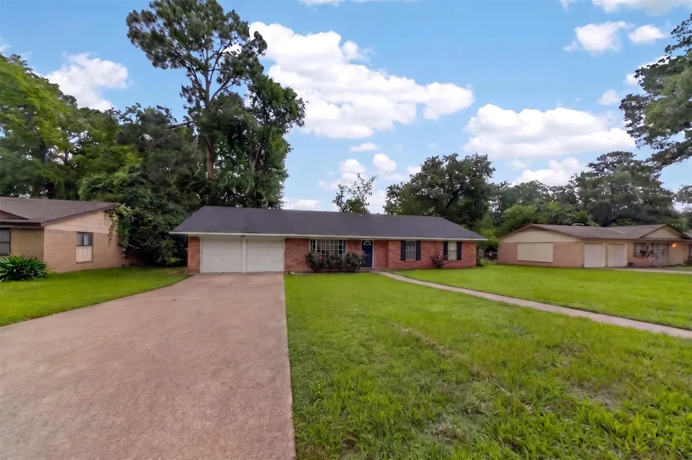 813 E Clinton Avenue Athens, TX 75751