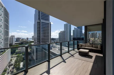 68 SE 6th St #1611