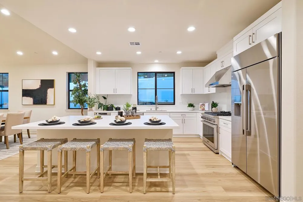 2 W Pine St Altadena, CA 91001
