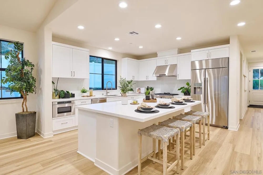2 W Pine St Altadena, CA 91001