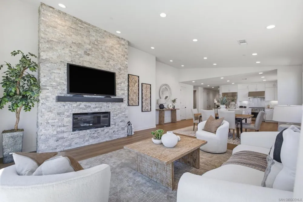 2 W Pine St Altadena, CA 91001