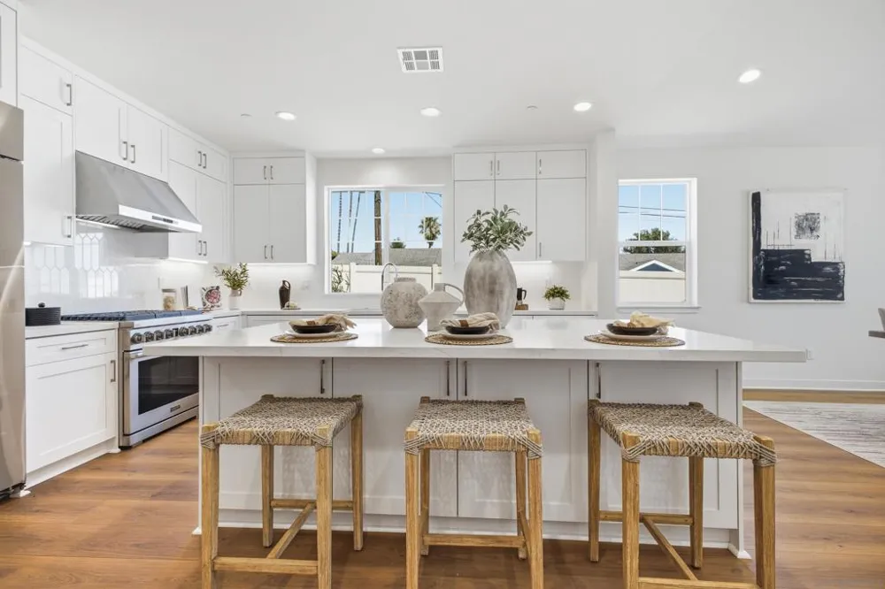 2 W Pine St Altadena, CA 91001