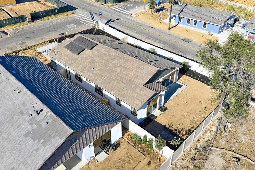 2 W Pine St Altadena, CA 91001