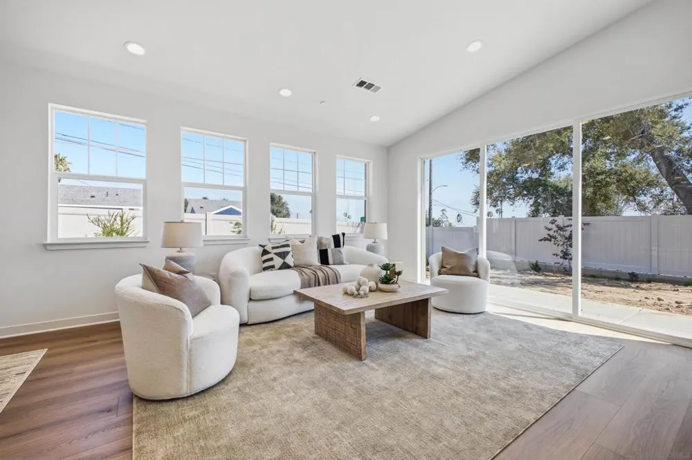 2 W Pine St Altadena, CA 91001