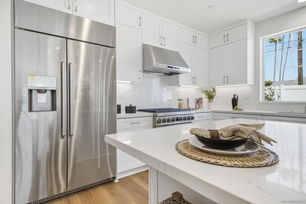 2 W Pine St Altadena, CA 91001