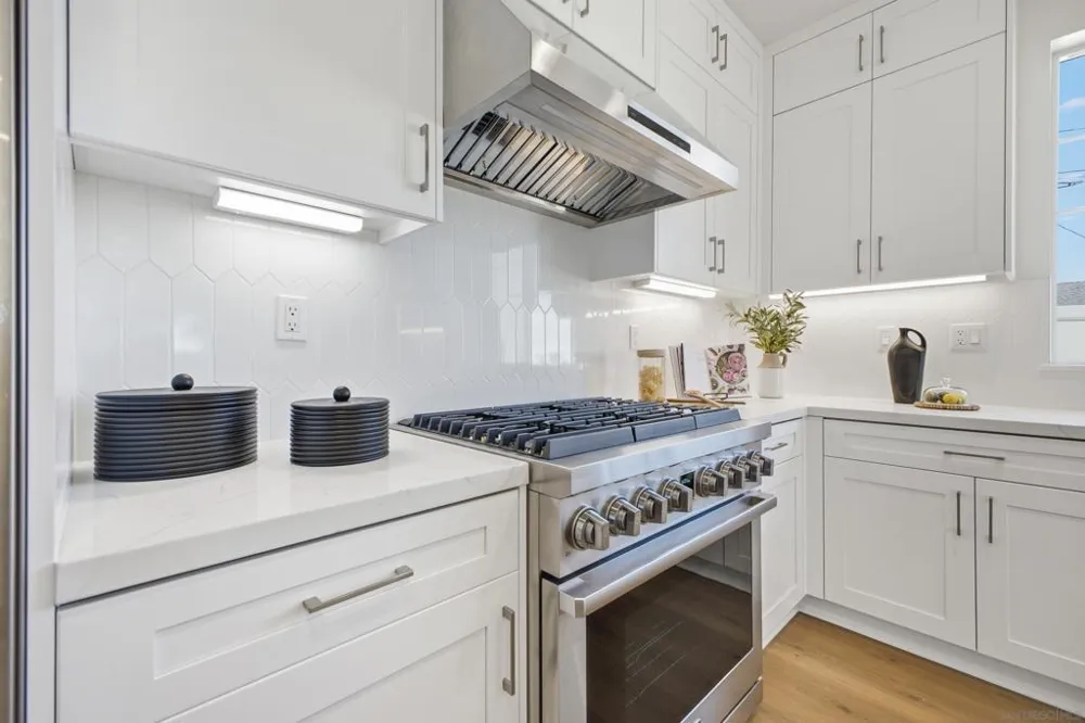 2 W Pine St Altadena, CA 91001