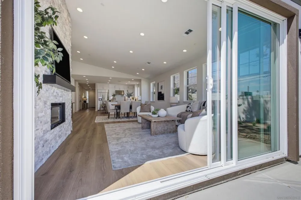 2 W Pine St Altadena, CA 91001