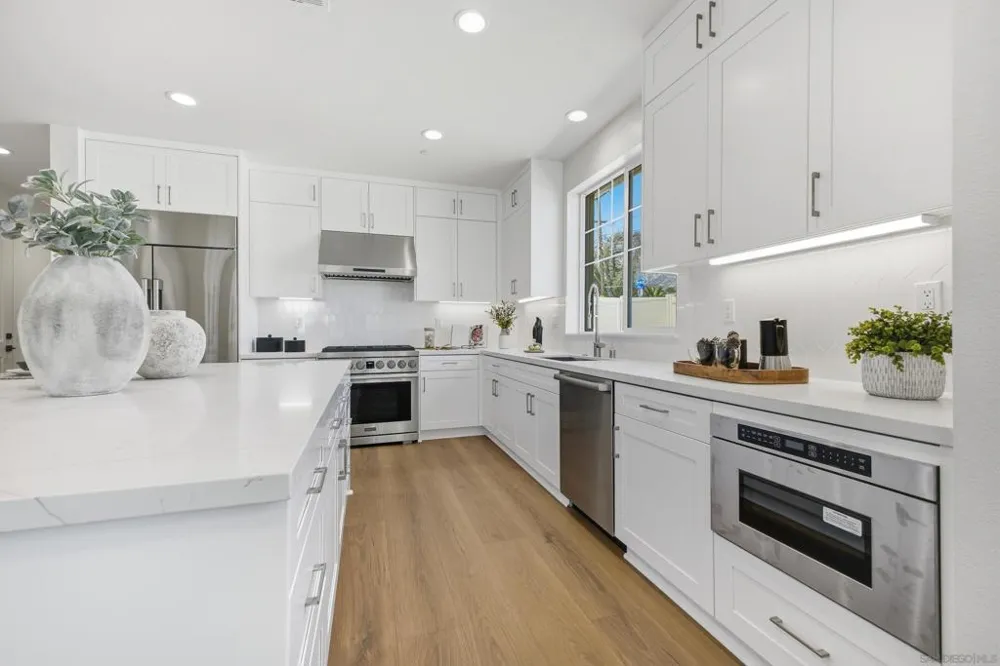 2 W Pine St Altadena, CA 91001