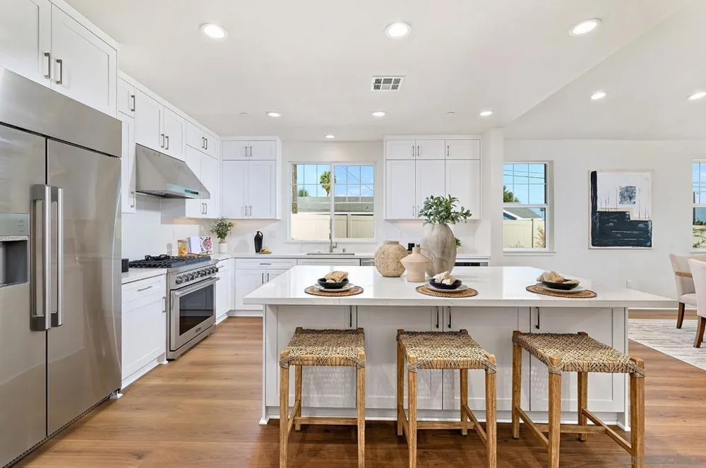 2 W Pine St Altadena, CA 91001