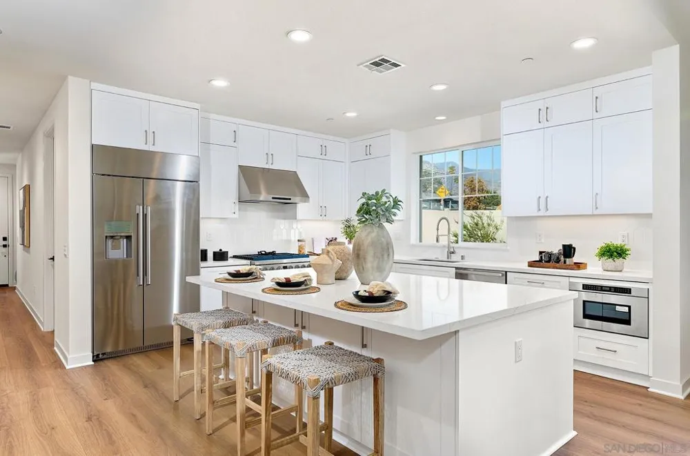 2 W Pine St Altadena, CA 91001