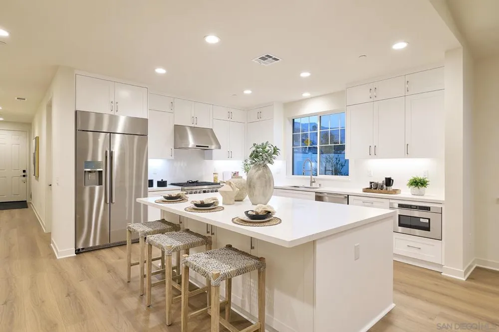 2 W Pine St Altadena, CA 91001