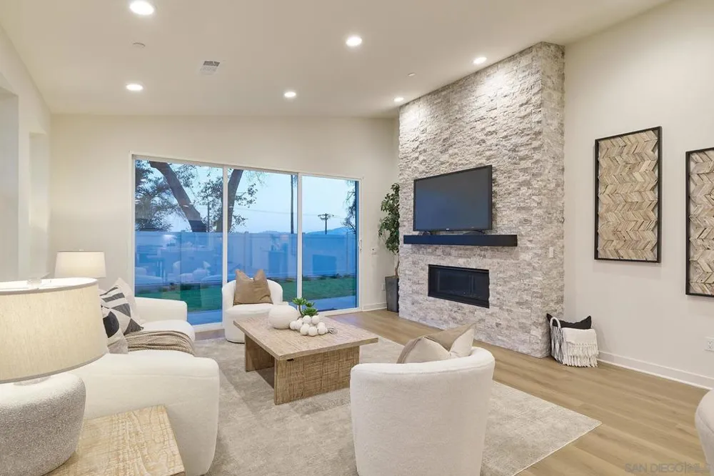 2 W Pine St Altadena, CA 91001