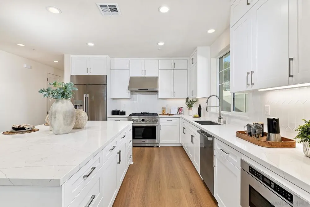 2 W Pine St Altadena, CA 91001