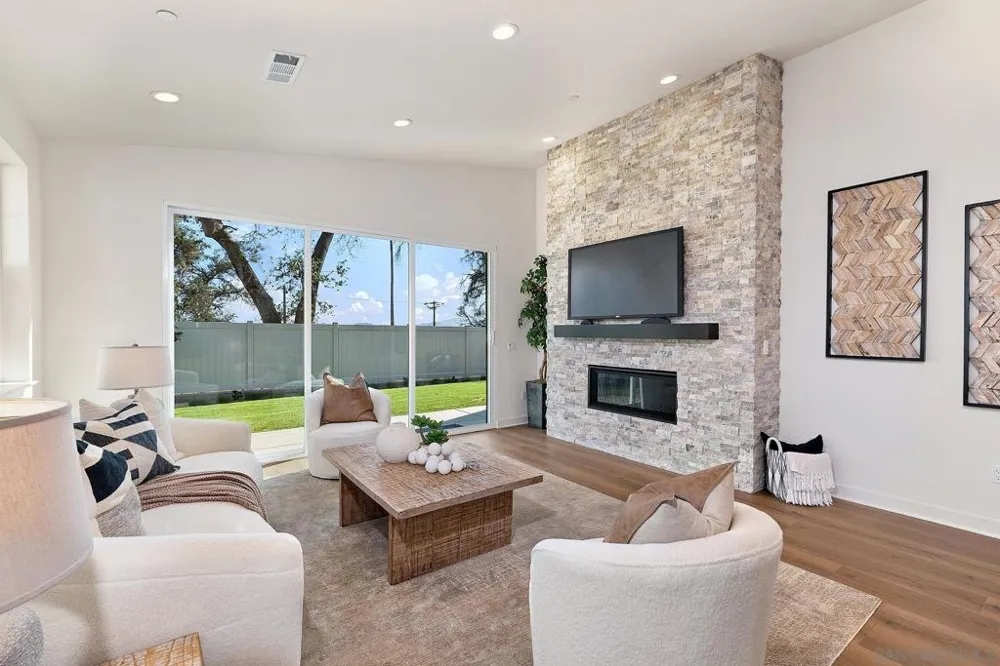 2 W Pine St Altadena, CA 91001