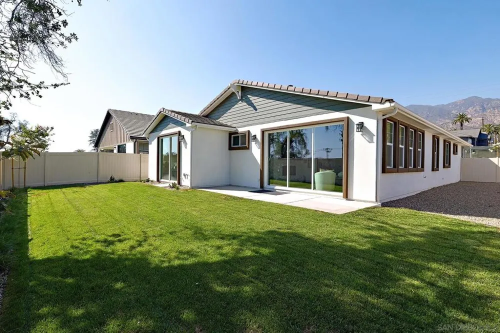 2 W Pine St Altadena, CA 91001