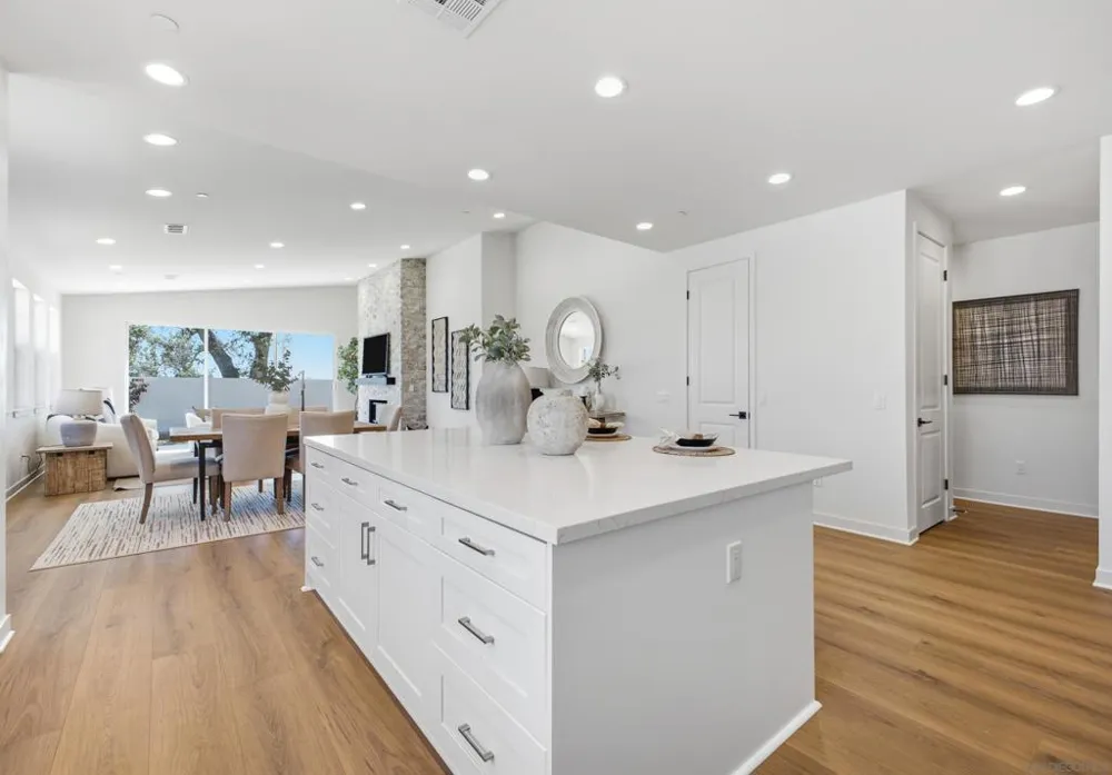 2 W Pine St Altadena, CA 91001