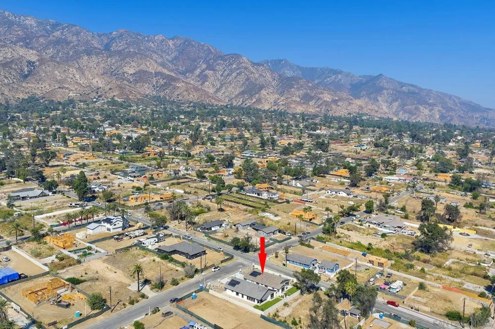 2 W Pine St Altadena, CA 91001