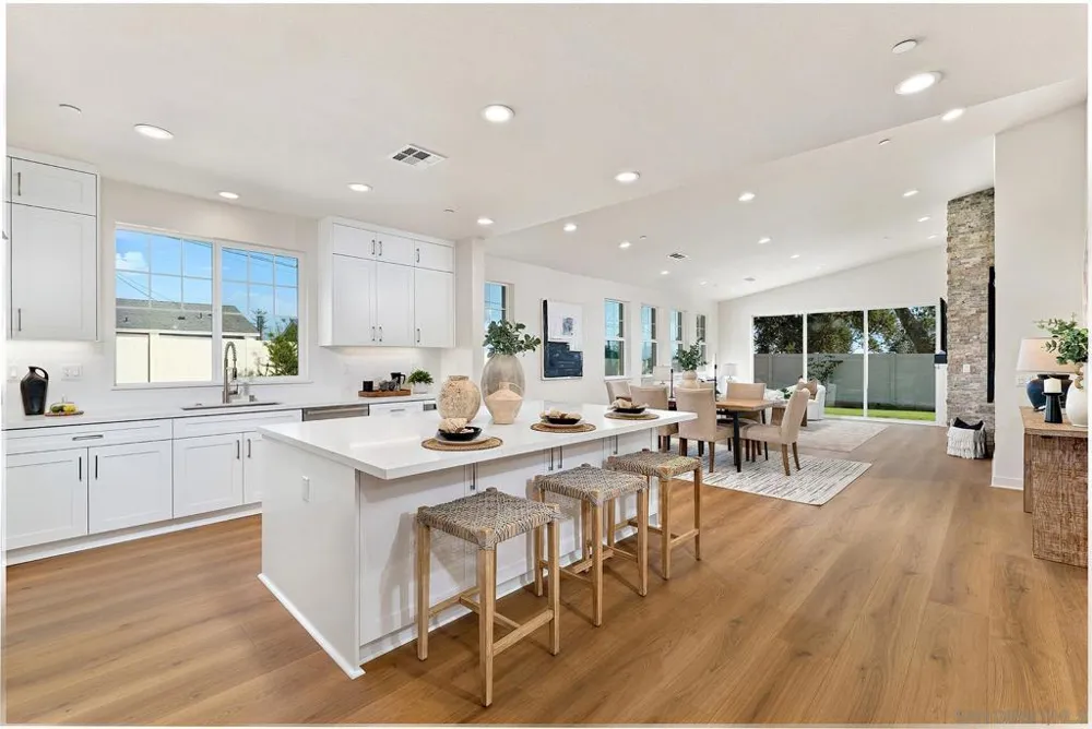 2 W Pine St Altadena, CA 91001