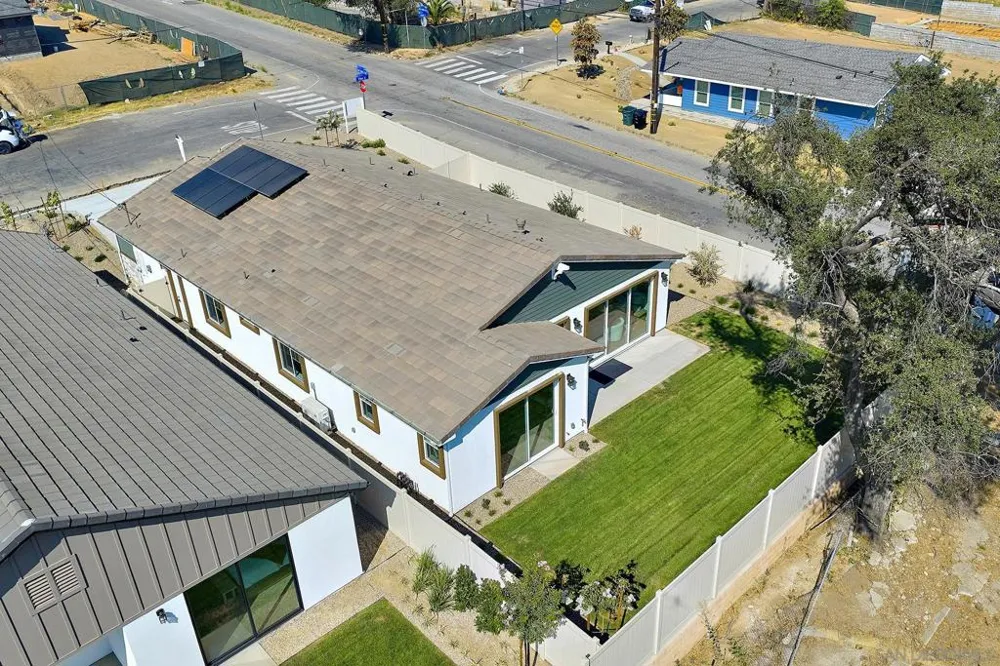 2 W Pine St Altadena, CA 91001