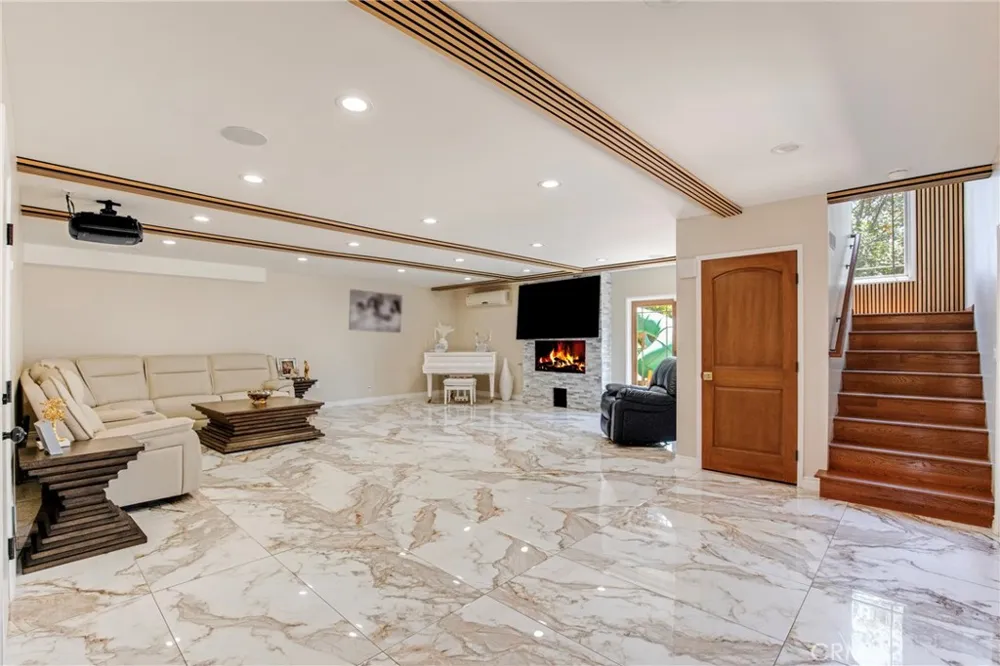 10768 Wheatland Shadow Hills, CA 91040