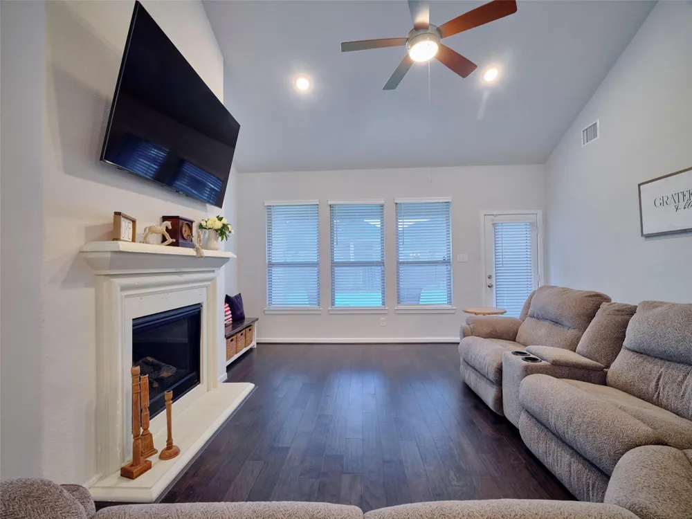 400 Beken Cove Lane La Porte, TX 77571