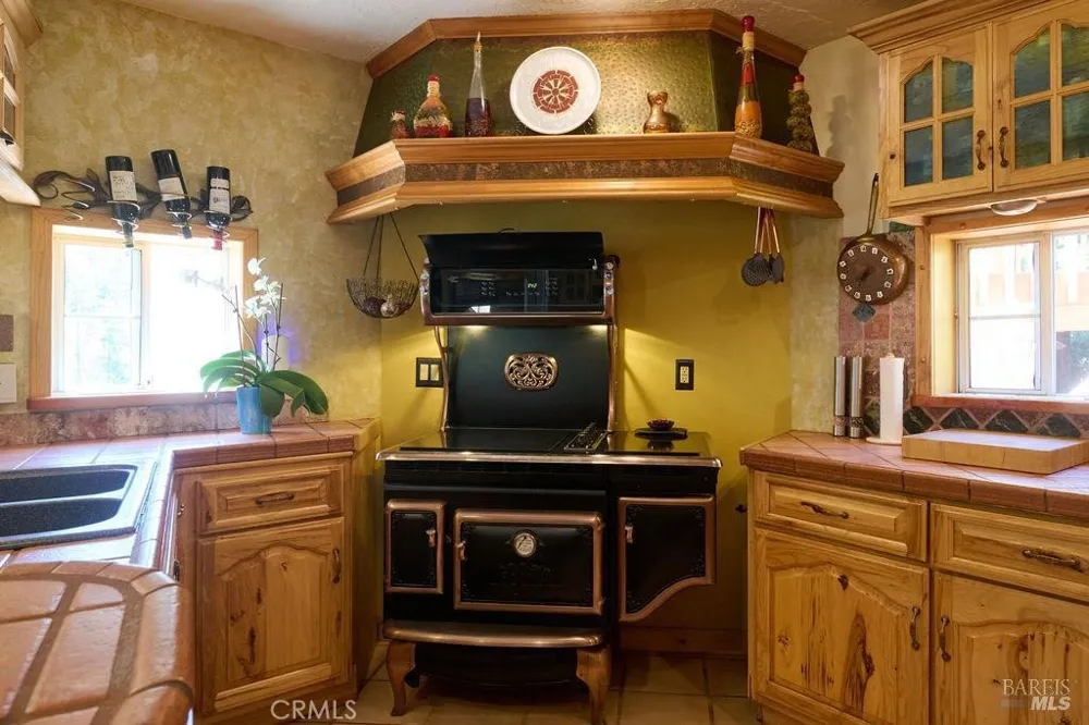 19400 Scenic Drive Redwood Valley, CA 95470