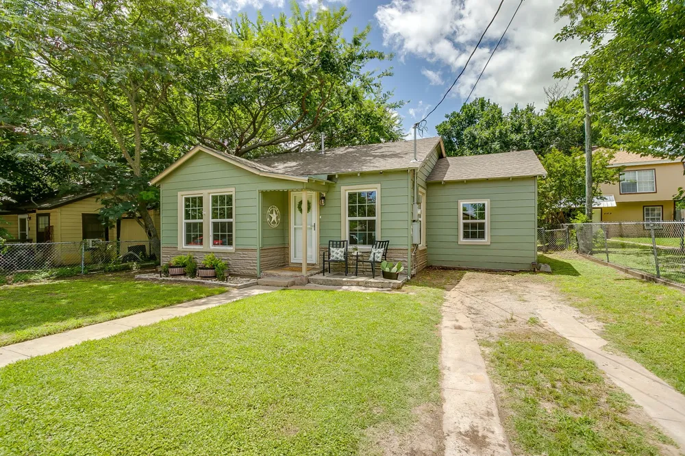 418 E Akard Street Weatherford, TX 76086