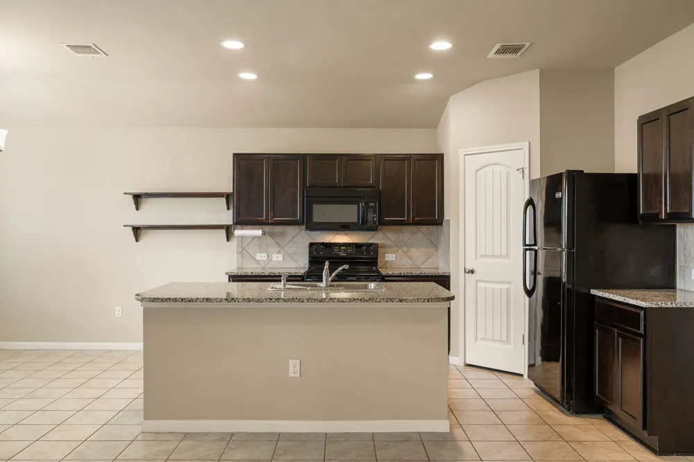 110 DENTON DRIVE Hutto, TX 78634