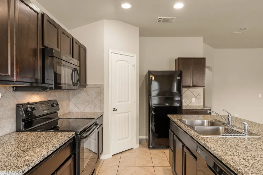 110 DENTON DRIVE Hutto, TX 78634