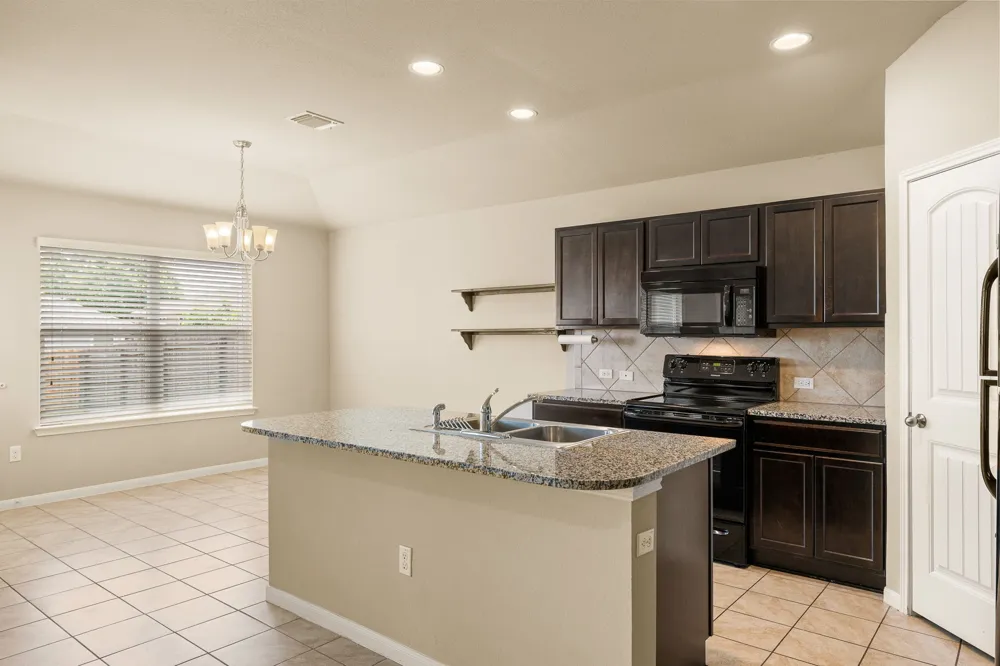 110 DENTON DRIVE Hutto, TX 78634