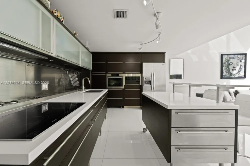 6000 Collins Ave #517 Miami Beach, FL 33140