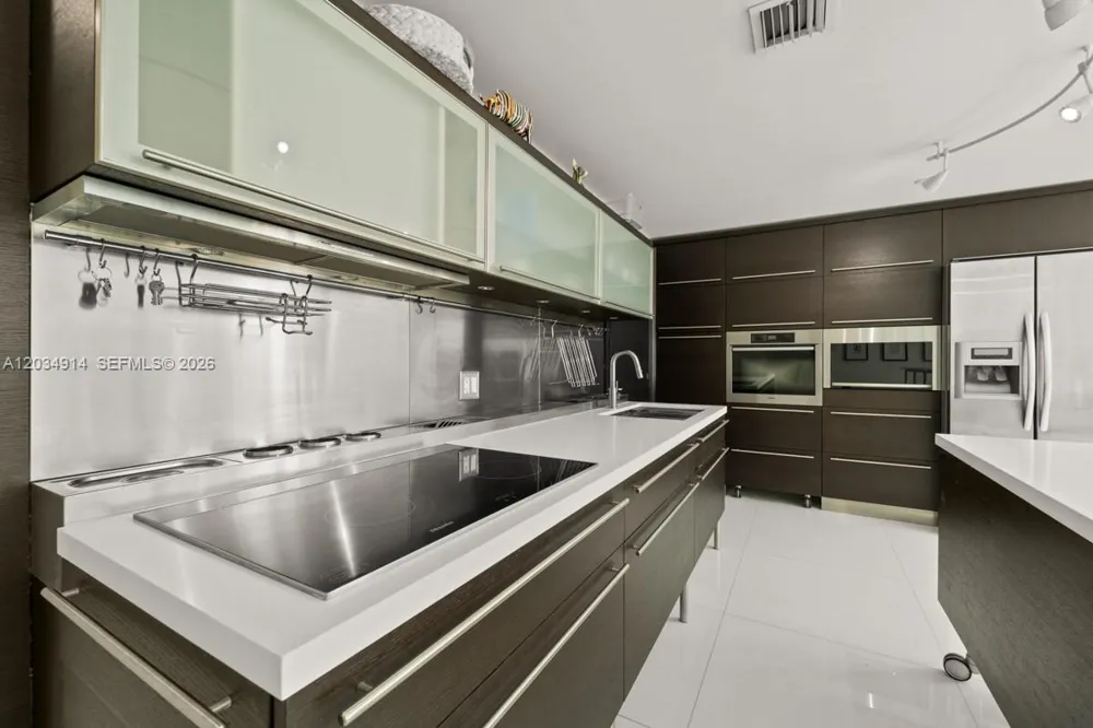 6000 Collins Ave #517 Miami Beach, FL 33140
