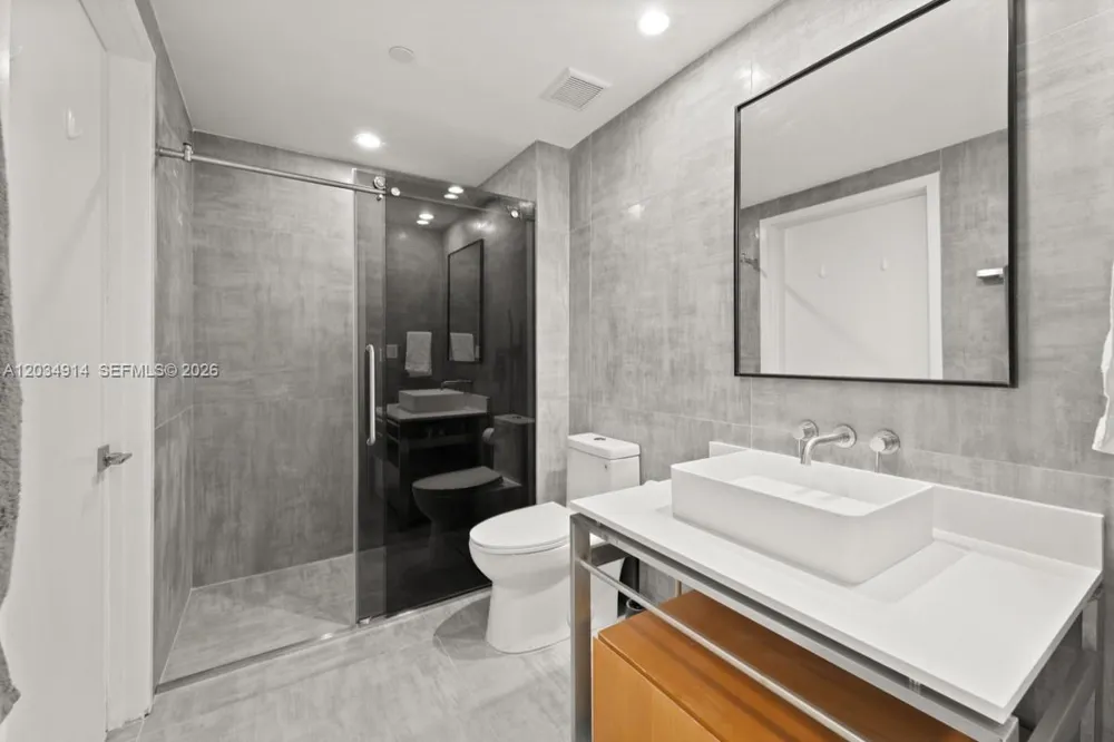 6000 Collins Ave #517 Miami Beach, FL 33140